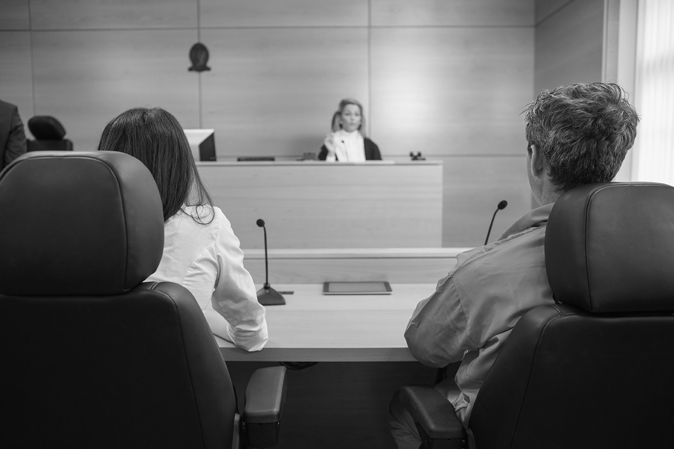 Dommer, klient og advokat i en rettsal